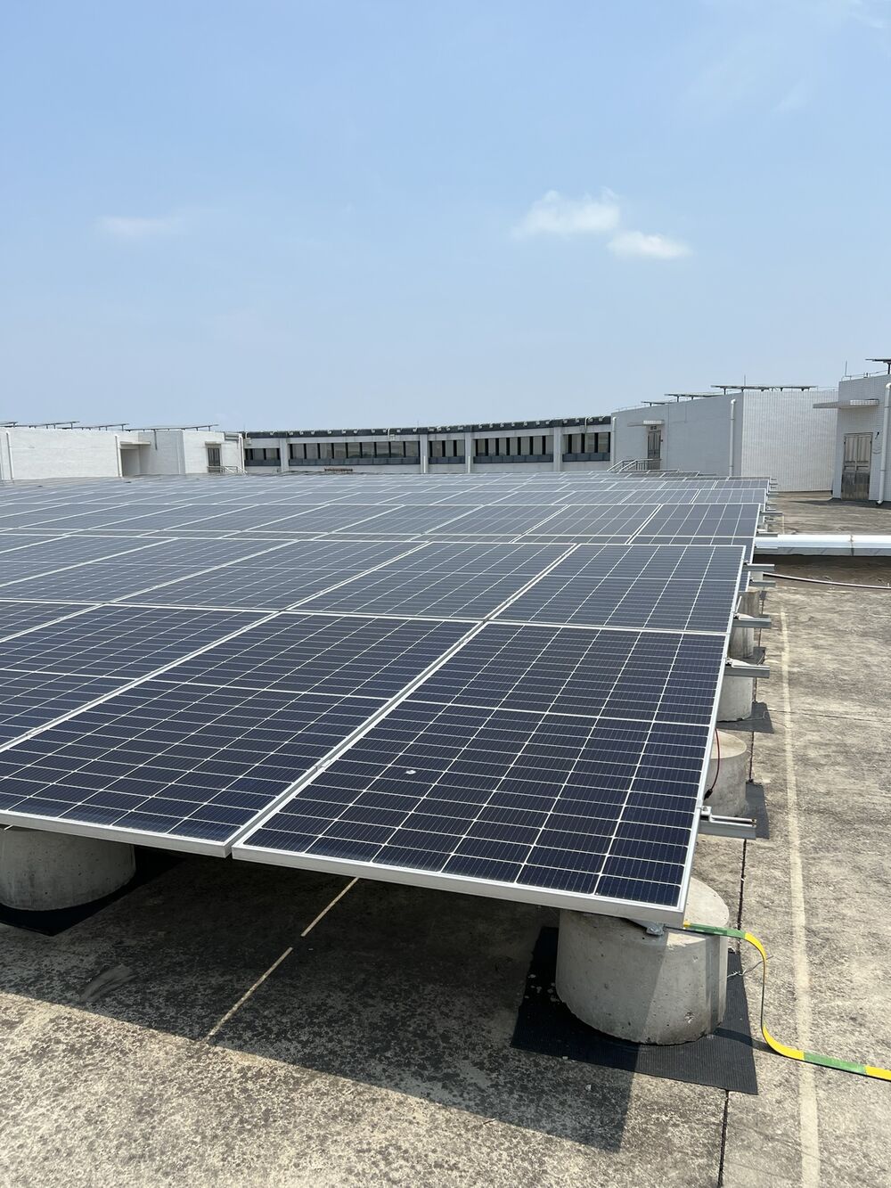Ballasted rooftop solar mounting